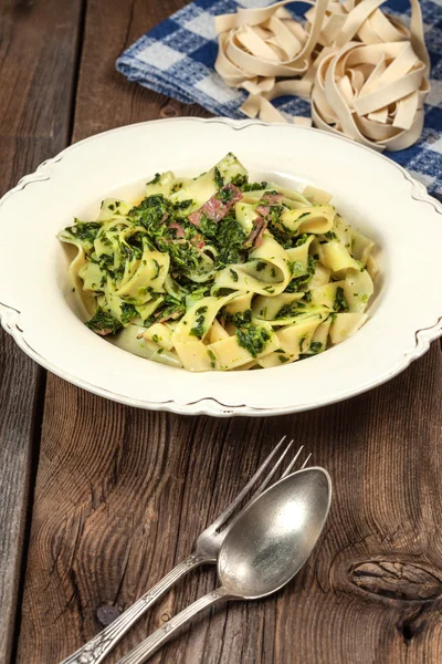 Spaghetti with spinach and bacon. — Stock Photo, Image