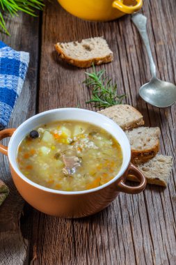 buğday ve sebze çorbası.