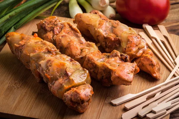 Raw beef skewers ready for grilling — Stock Photo, Image