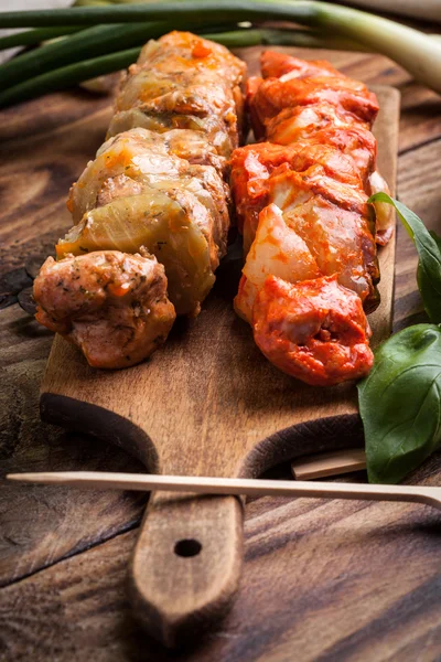 Brochetas de carne cruda listas para asar Imagen De Stock