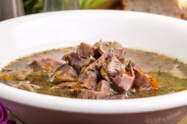 Tavuk taşlıklar ihtiva eder.