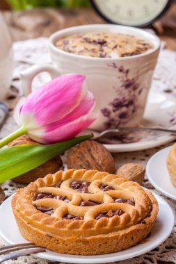 Lezzetli çikolatalı cevizli tart.