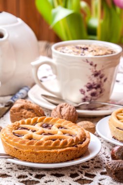 Lezzetli çikolatalı cevizli tart.