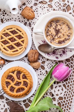 Lezzetli çikolatalı cevizli tart.