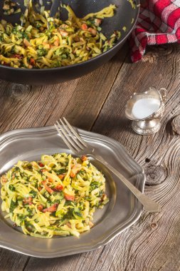 Ispanak ve pastırma ile makarna.