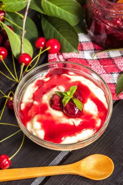 Puding vişne suyu ile.