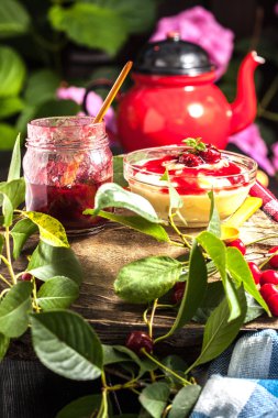 Puding vişne suyu ile.