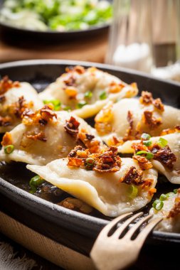 Köfte et, soğan ve pastırma ile.