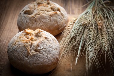 Çavdar unu ile yapılan ev yapımı çörekler.