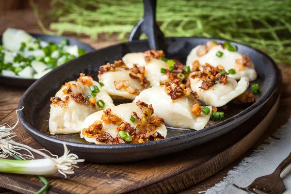 Bolinhos com carne, cebola e bacon . — Fotografia de Stock