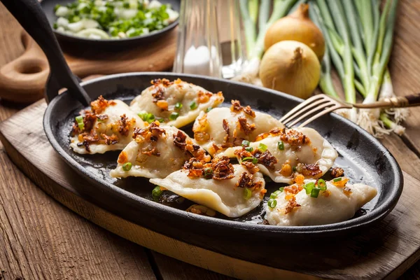 Albóndigas con carne, cebolla y tocino . — Foto de Stock