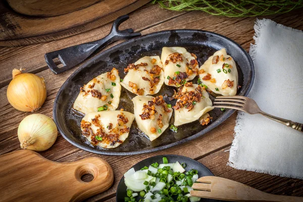 Köfte et, soğan ve pastırma ile.