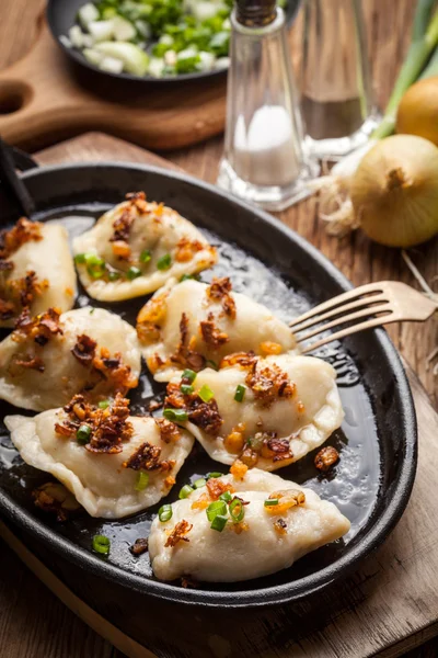 Knödel mit Fleisch, Zwiebeln und Speck. — Stockfoto