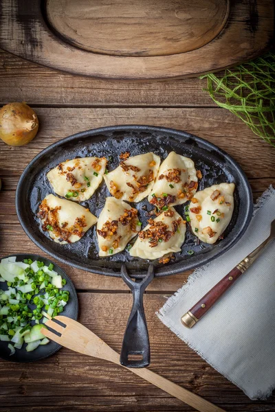 Bolinhos com carne, cebola e bacon . — Fotografia de Stock