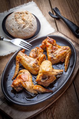 Kızarmış tavuk kanadı..