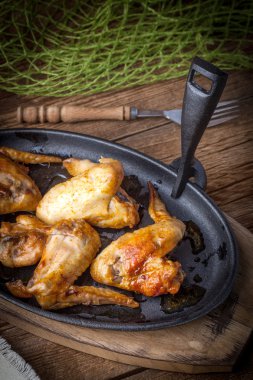 Kızarmış tavuk kanadı..