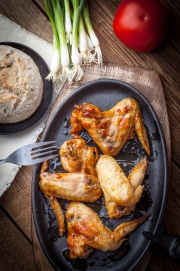 Kızarmış tavuk kanadı..