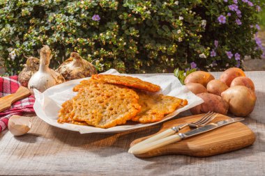 ahşap bir masa üzerine patates tava keki.