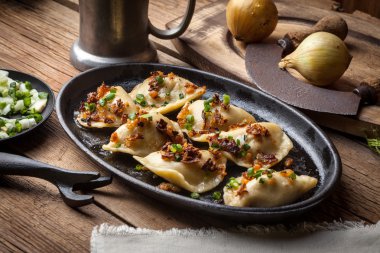 Köfte et, soğan ve pastırma ile.