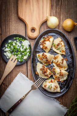 Köfte et, soğan ve pastırma ile.