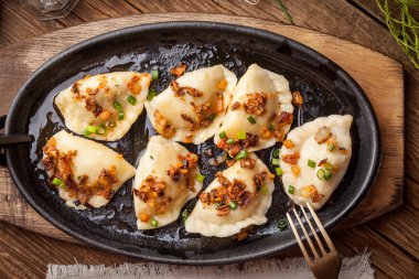 Köfte et, soğan ve pastırma ile.