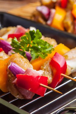 Ham sığır eti şiş ızgara için hazır