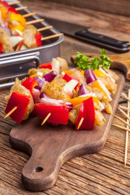 Ham sığır eti şiş ızgara için hazır