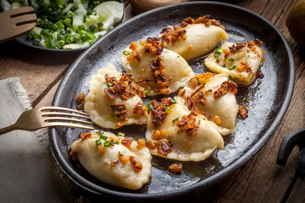 Bolinhos com carne, cebola e bacon . — Fotografia de Stock