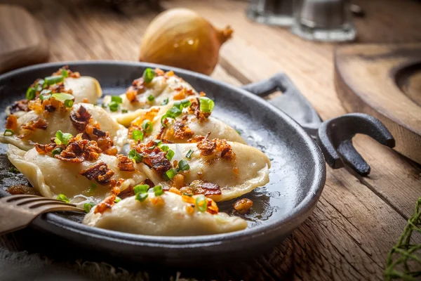 Dumplings met vlees, ajuin en spek. — Stockfoto