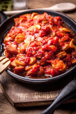 Biber, soğan ve sosis ile güveç.