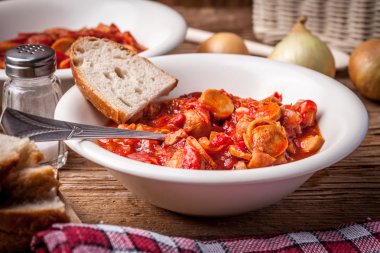 Lecho - biber, soğan ve sosis ile güveç.