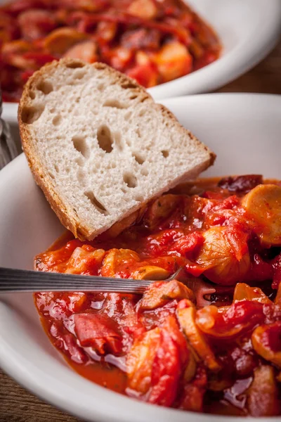 Lecho - guiso con pimientos, cebollas y salchichas . — Foto de Stock