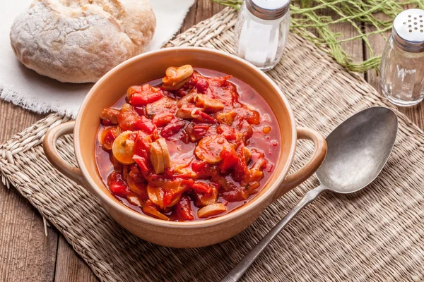 Lecho - stoofpotje met paprika's, uien en worstjes. — Stockfoto