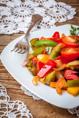 Ratatouille rustik bir tablo.
