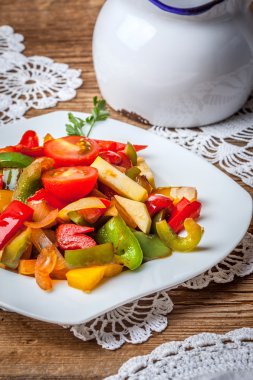 Ratatouille rustik bir tablo.