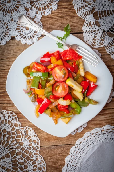 Ratatouille rustik bir tablo.