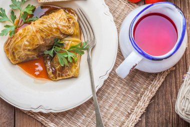 Et ile yemek lahana dolması.