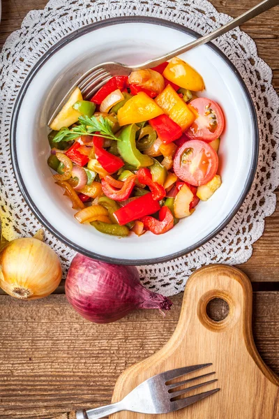 Ratatouille på ett rustikt bord. — Stockfoto