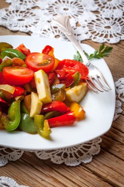 Ratatouille rustik bir tablo.