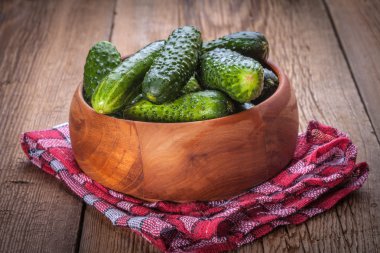 taze yeşil salatalık.