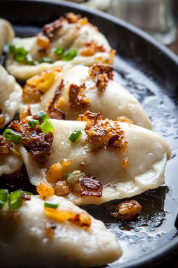 Köfte et, soğan ve pastırma ile.