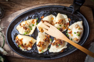 Köfte et, soğan ve pastırma ile.