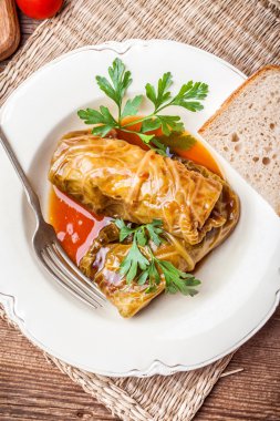 Et ile yemek lahana dolması.