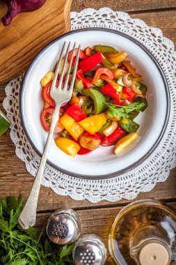 Ratatouille rustik bir tablo.