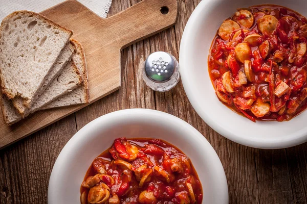 Lecho - pörkölt paprika, hagyma és kolbász. — Stock Fotó