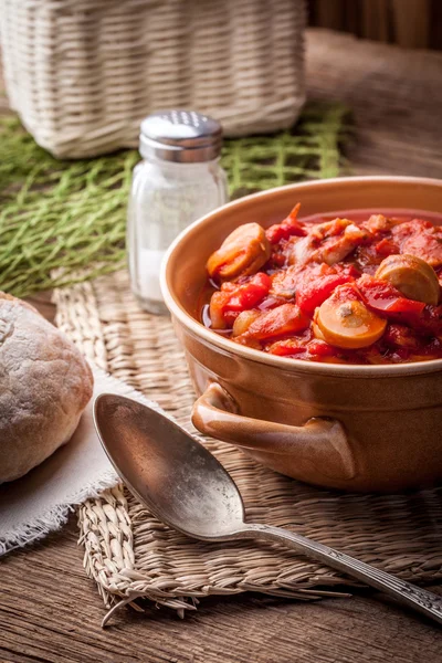 Lecho - pörkölt paprika, hagyma és kolbász. — Stock Fotó