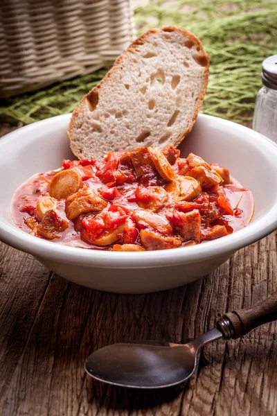 Lecho - guiso con pimientos, cebollas y salchichas . — Foto de Stock