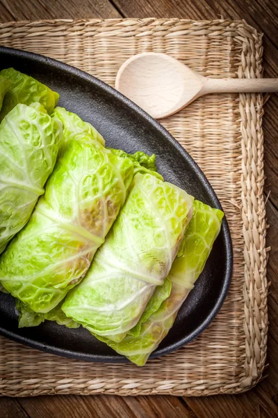 Involtini di cavolo crudi . — Foto Stock