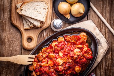 Lecho - biber, soğan ve sosis ile güveç.