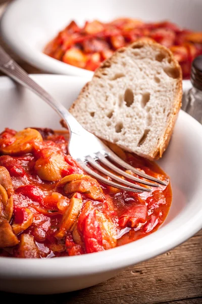 Lecho - Eintopf mit Paprika, Zwiebeln und Würstchen. — Stockfoto